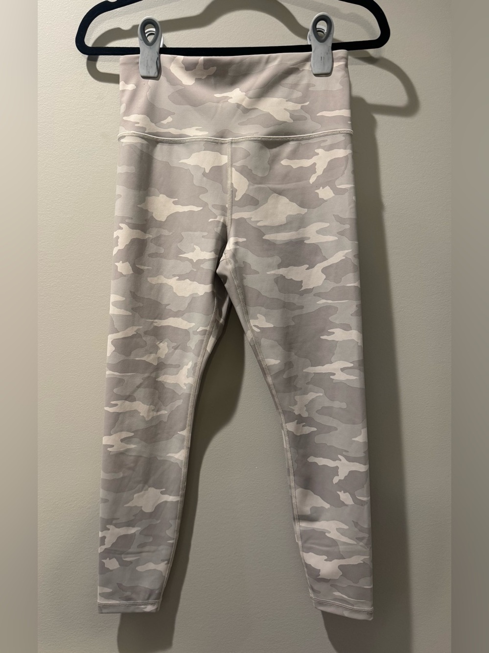 Athleta Elation Camo 7/8 Tight Leggings Taupe Off White Gray Size S 563650